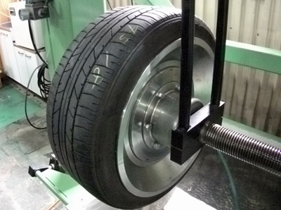 タイヤ空気漏れ点検機　タイや装着